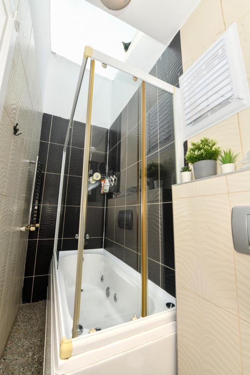 Galata Tower Is Almost In Your Bedroom And In The Balconies Rooftop Terrace With Golden Horn View Daire İstanbul